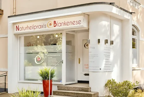 Außenansicht der Liebscher & Bracht Praxis in Hamburg